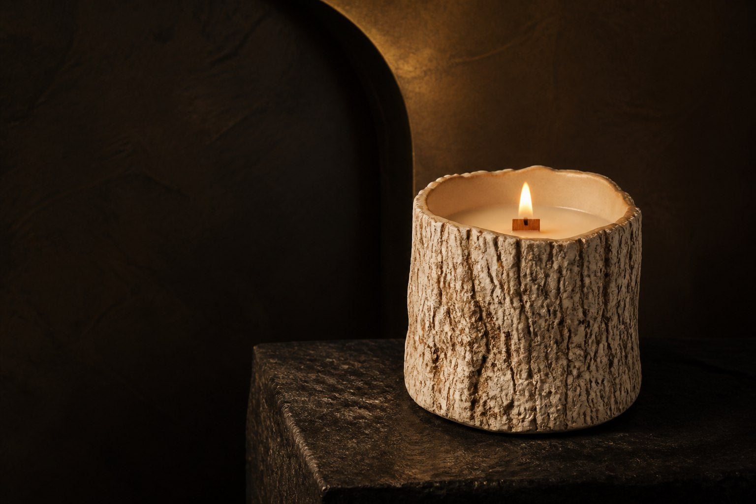 Bougie artisanale WAHJ dans un contenant en gypse effet tronc d'arbre
