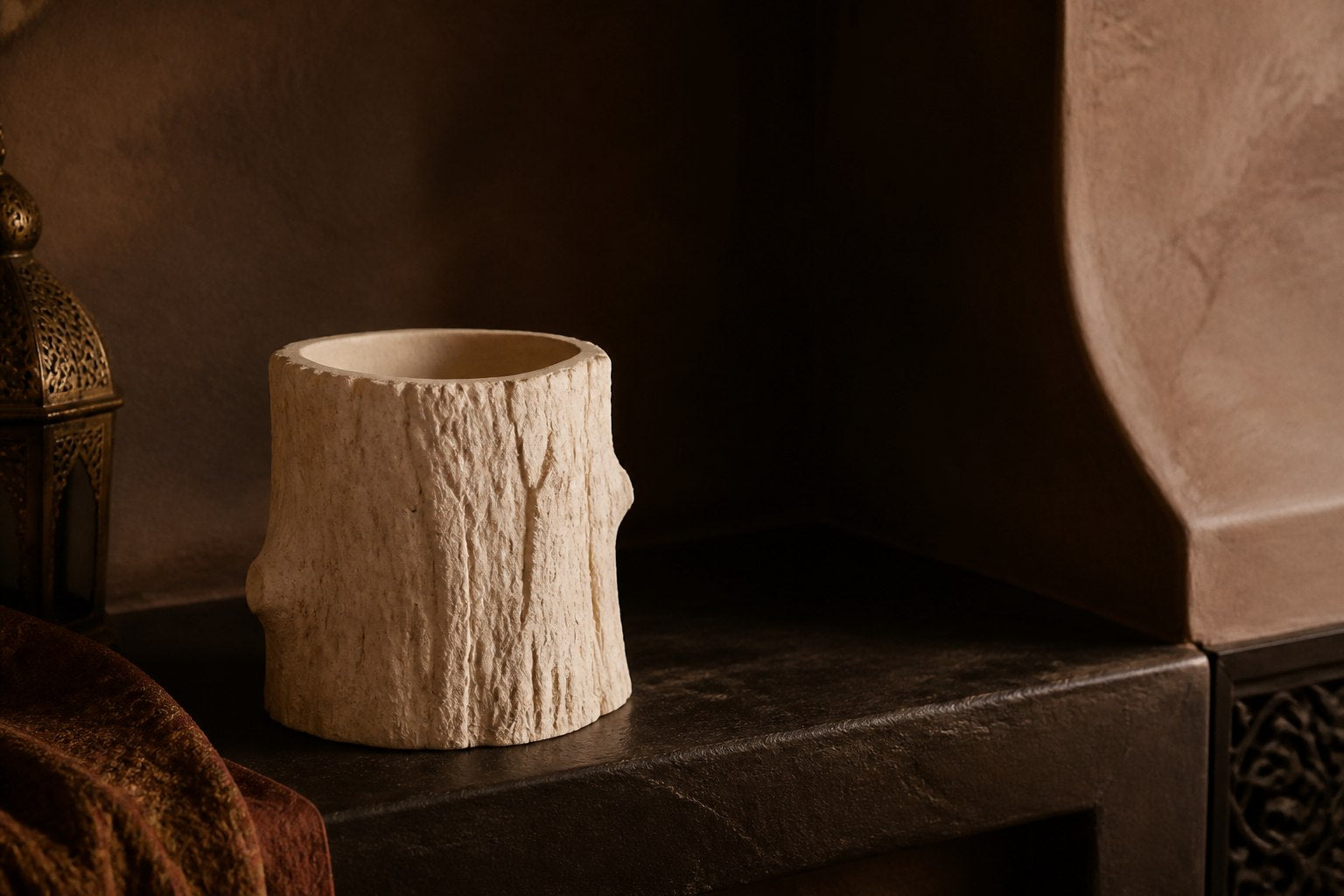 Contenant en gypse WAHJ présenté comme objet décoratif