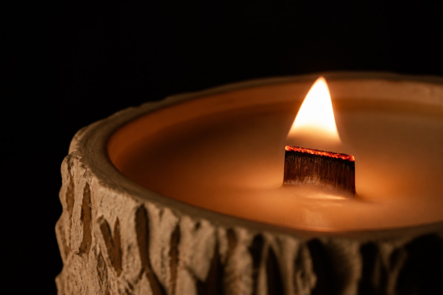 Flamme et mèche en bois d'une bougie WAHJ